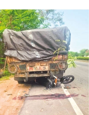 Bike rams stationary lorry, youth dies