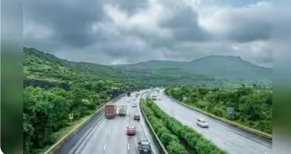 Container truck overturns on expressway at Khandala,