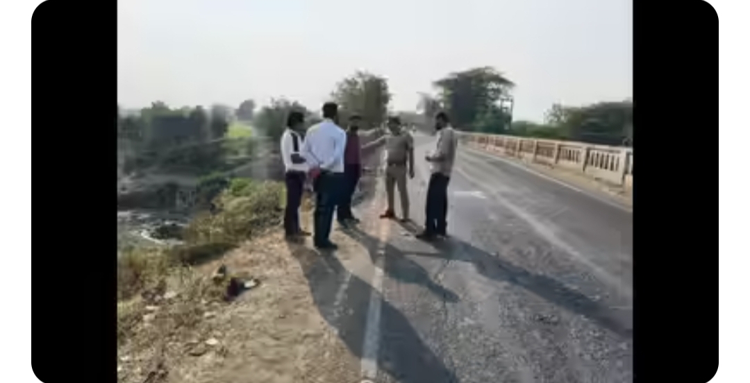Four killed as vehicle crashes into bridge railing near Jintur in Parbhani