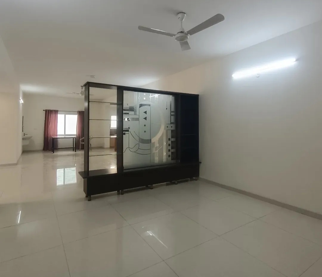 🏡 Spacious 3BHK Semi-Furnished Flat for Rent in Kondapur – Shilpa Park