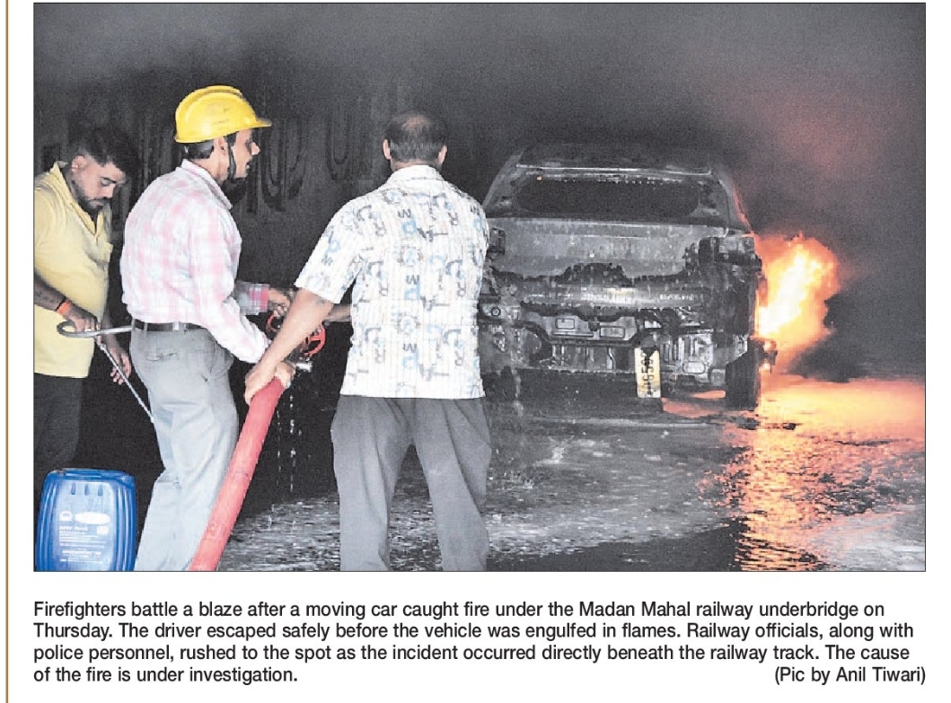 🚗 Moving Car Catches Fire Under Railway Underbridge