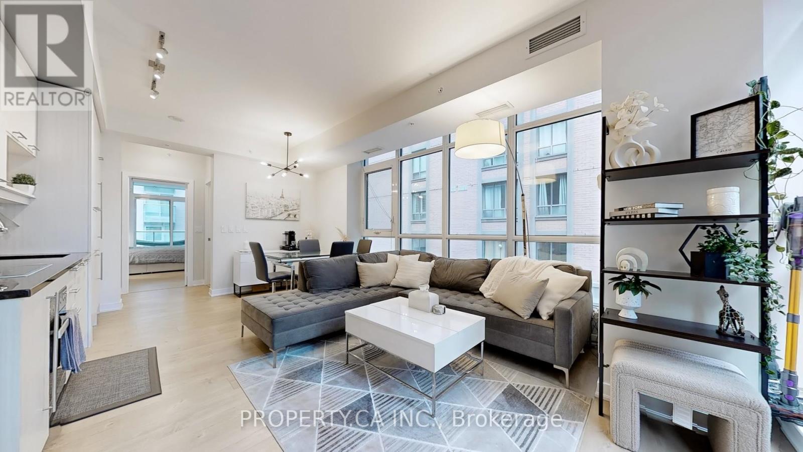 $649,000 311 - 30 NELSON STREET Toronto (Waterfront Communities), Ontario M5V0H5